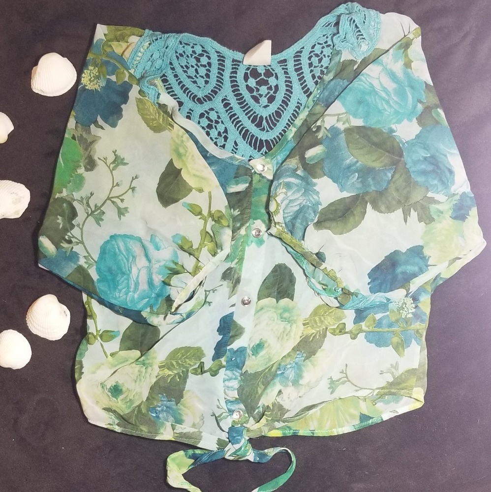 Light Blue Floral Dressy Top💙